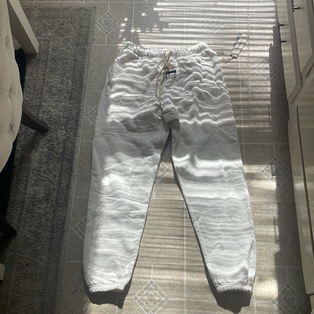 Fear of God Essentials Sweatpant
Cloud Dancer Size: Small